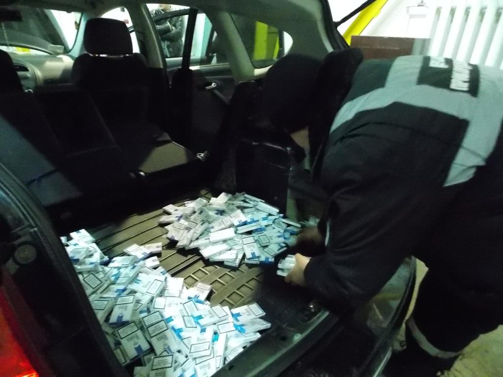 Через контрабандні сигарети українець на кордоні позбувся свого «Сеата» (ФОТО)